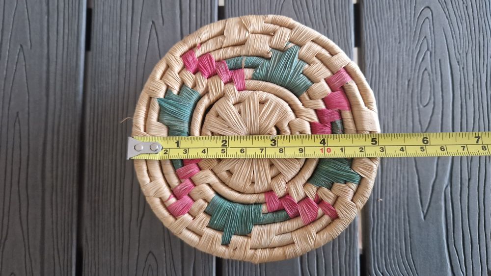 Caixa redonda de materiais naturais