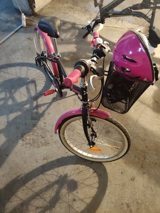 Bicicleta rosa com cesto