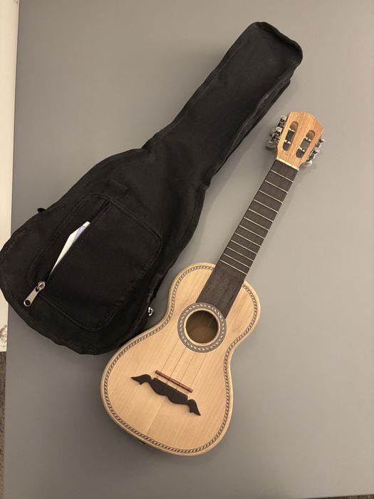 Cavaquinho com entrada para amplificador