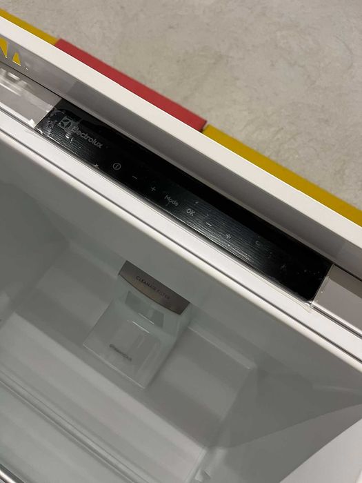 Chłodziarko-zamrażarka do zabudowy Electrolux MultiSpace ENN3074EFW