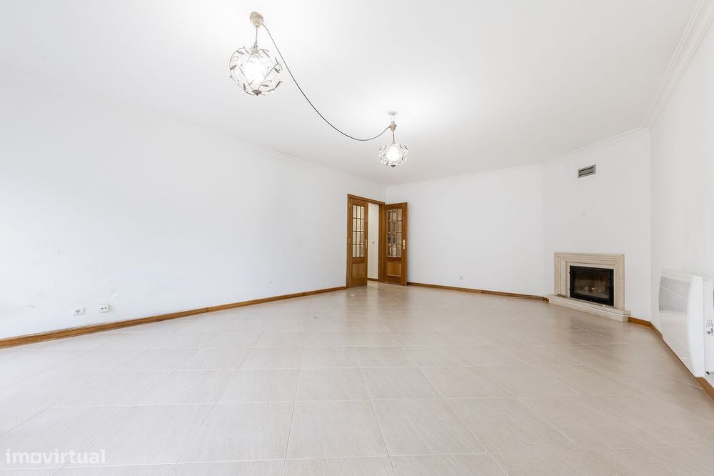 Apartamento T3 - Garagem - Varanda - Arrecadação