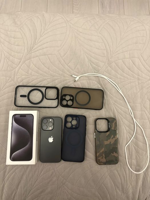 iPhone 15 Pro 128 GB Black Titanium + 5 etui + pudełko