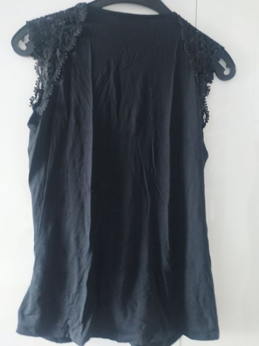 Czarna bluzeczka z ozdobnymi rękawami