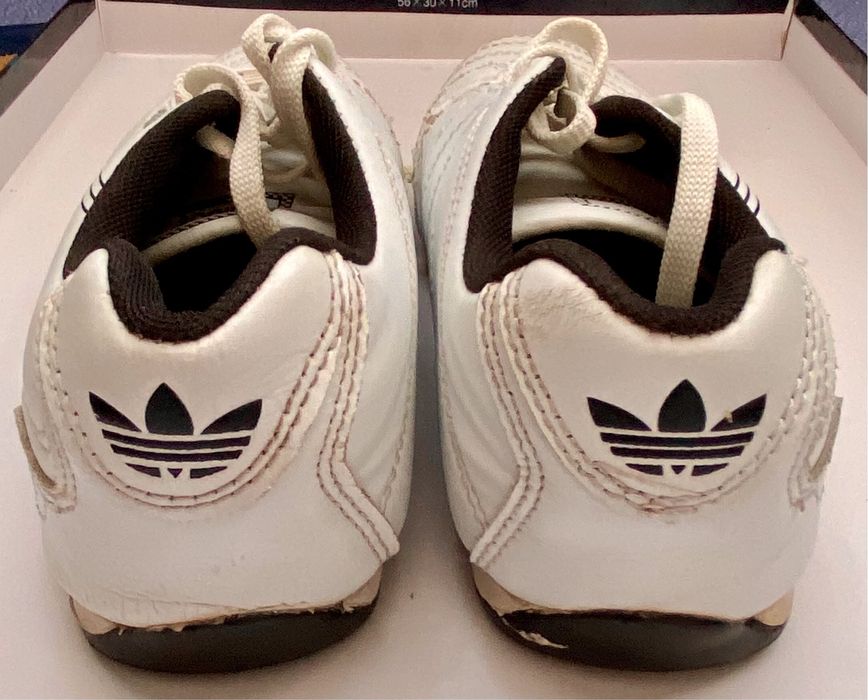 Футзалки adidas.