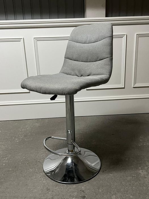 Vendo cadeira regulável em altura