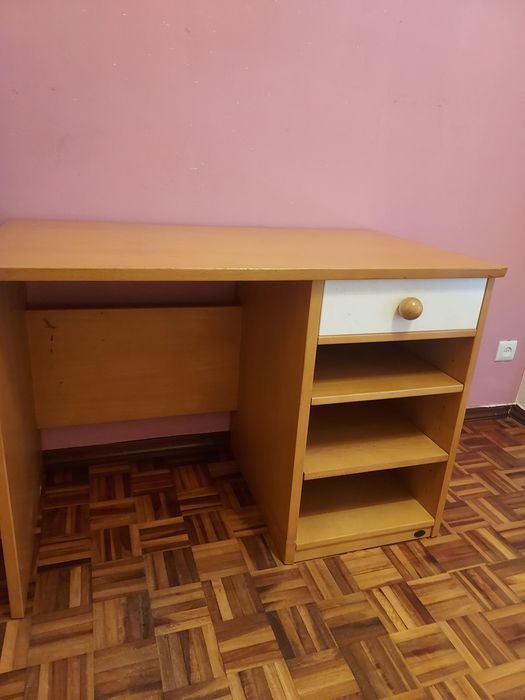 Cama dupla, escrivaninha e móvel em madeira e muito bom estado.