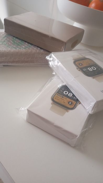 Aspirador robô, smartwatch e headphones