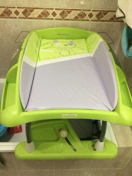 Muda fraldas, saída de banho