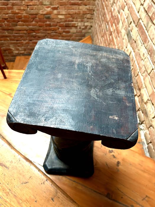 Drewniany rzeźbiony postument – pod kwiaty, rzeźby, jako dekoracja