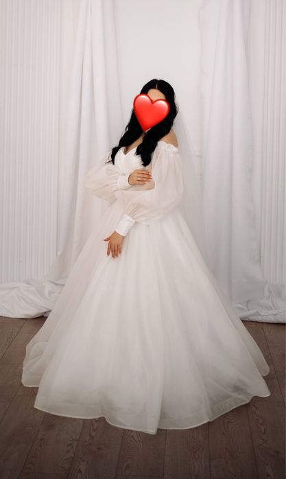 Весільне сукня з обʼємними рукавами