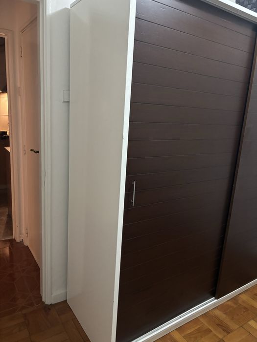 Guarda roupa branco é Castanho