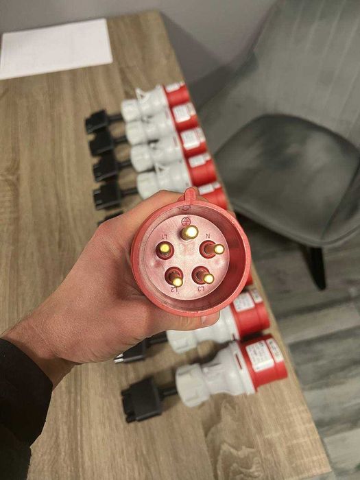 Оригінальний червоний штекер для зарядного пристрою Tesla (32А, 7 kWt)