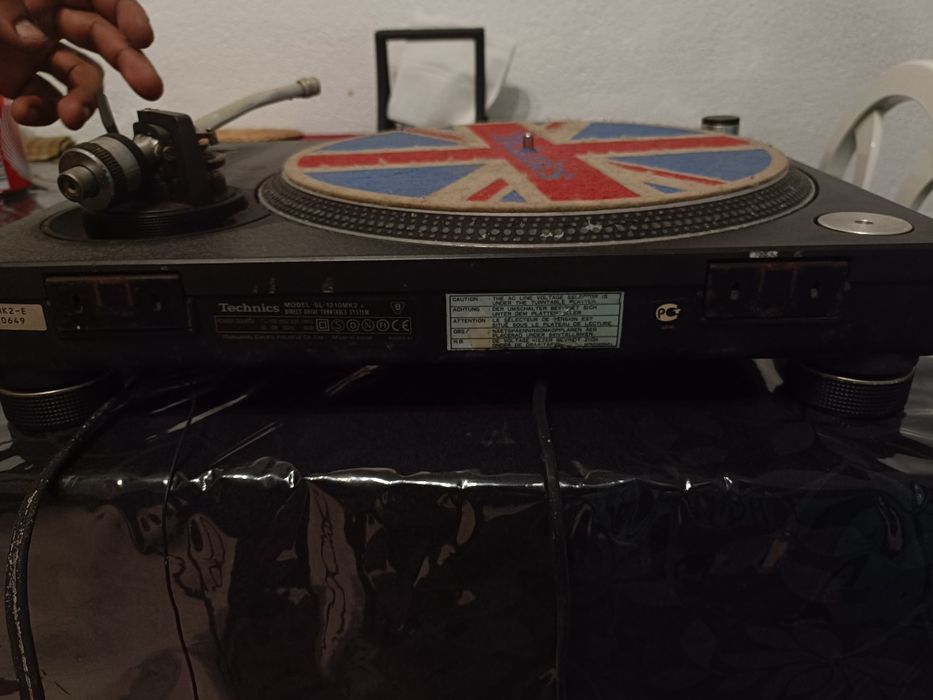 Vende-se gira discos