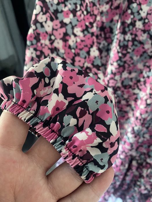 Sukienka w kwiatki z wiskozy