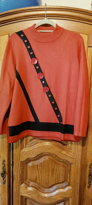 Czerwony sweterek z ciekawym motywem z guzikami. Wełniany.