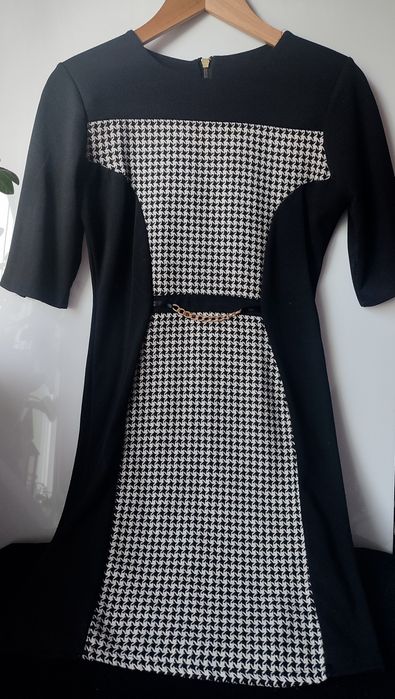 Sukienka czarna elegancka pepitka biuro złoty łańcuszek M