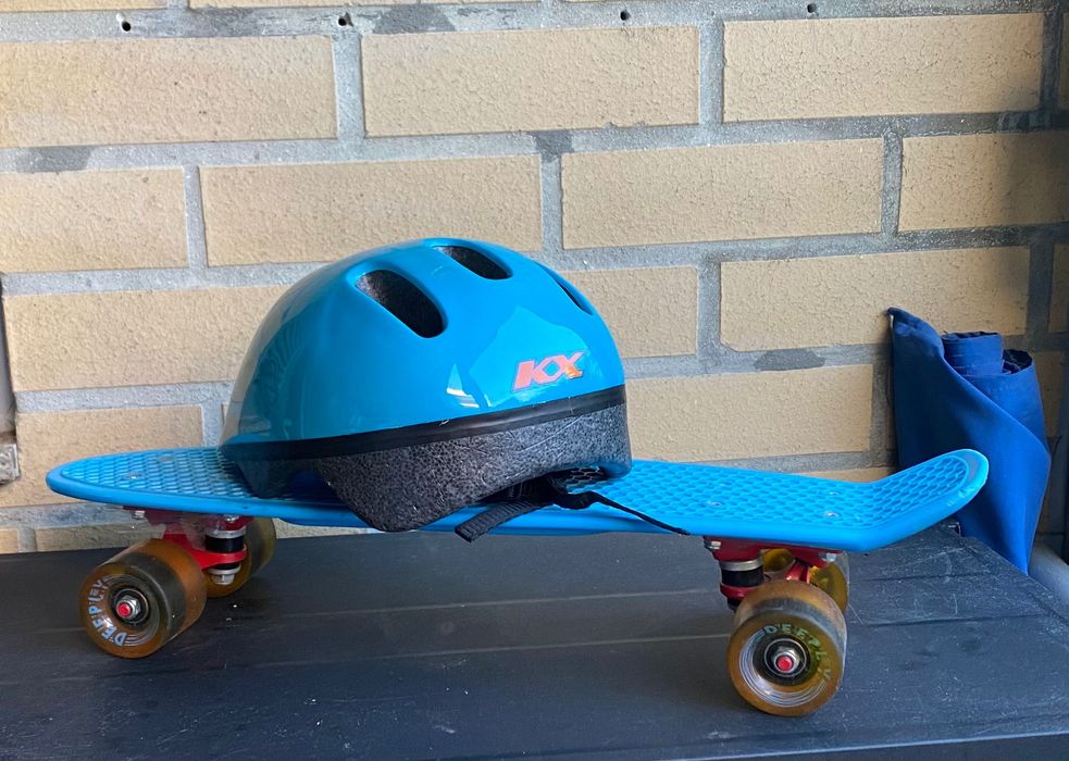Skate e capacete