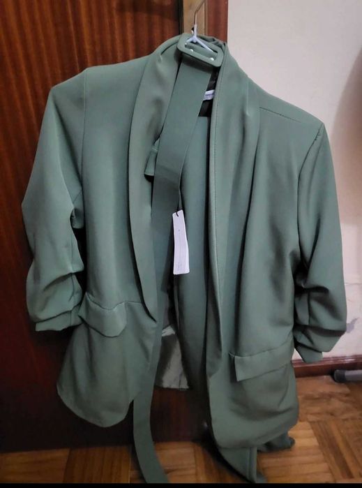 Fato verde com etiqueta