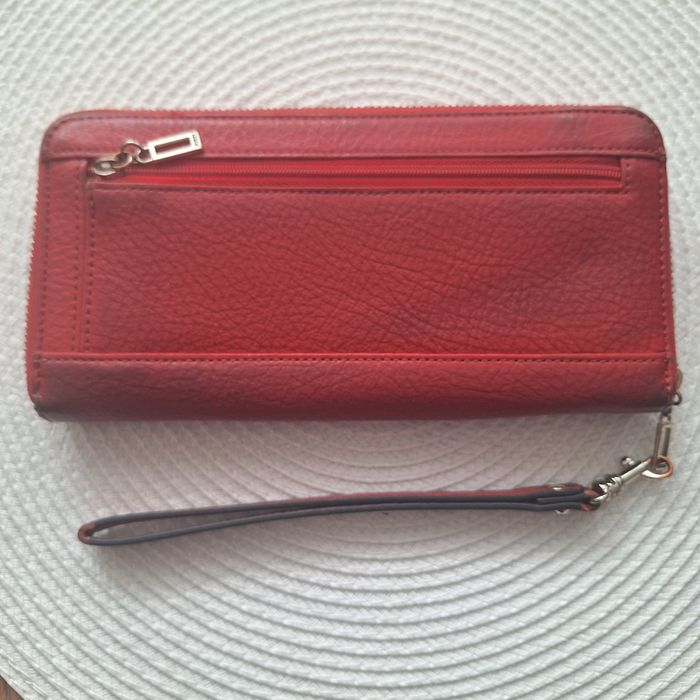 Portfel czerwony Guess.