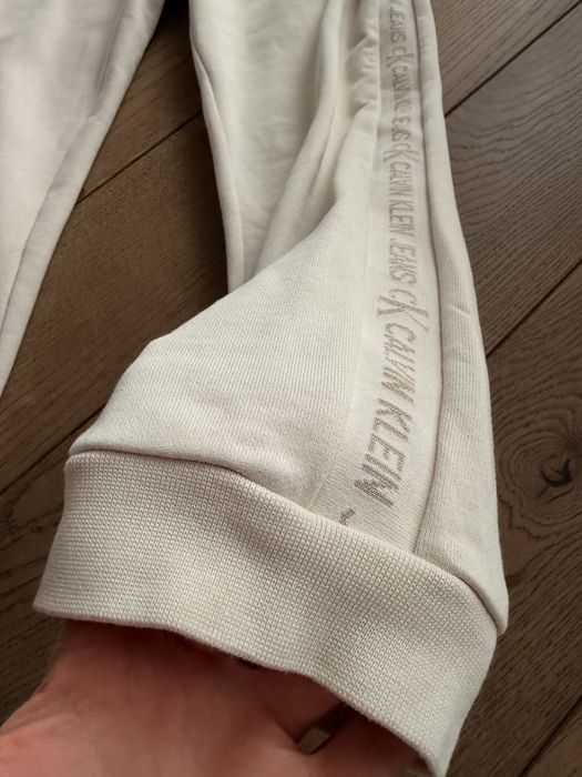 Damski dres Calvin Klein – styl i komfort w jednym