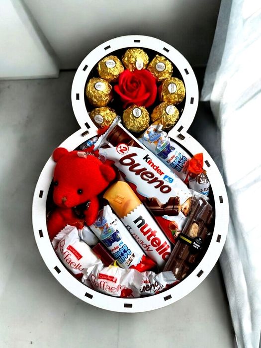 Подарунковий бокс для жінки до 8 березня. Солодкий набір