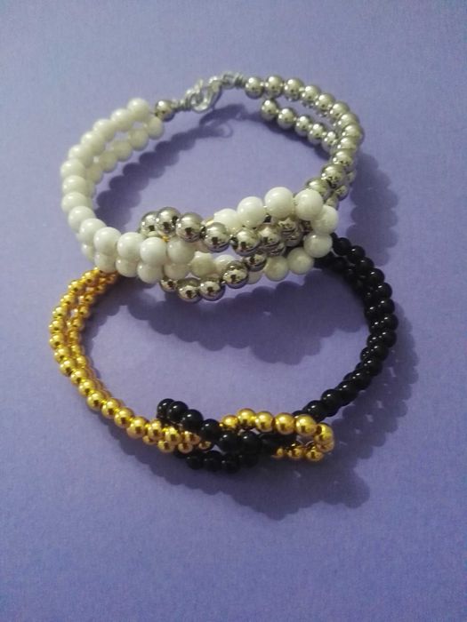 Bijuteria artesanal. Brincos, colares e pulseiras.