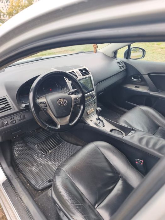 продам машину TOYOTA Avensis