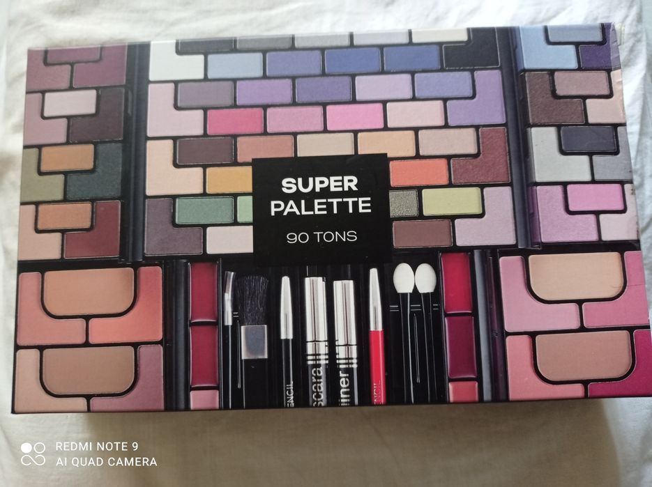 Perfumes & Companhia. Super Palette 90 tons.