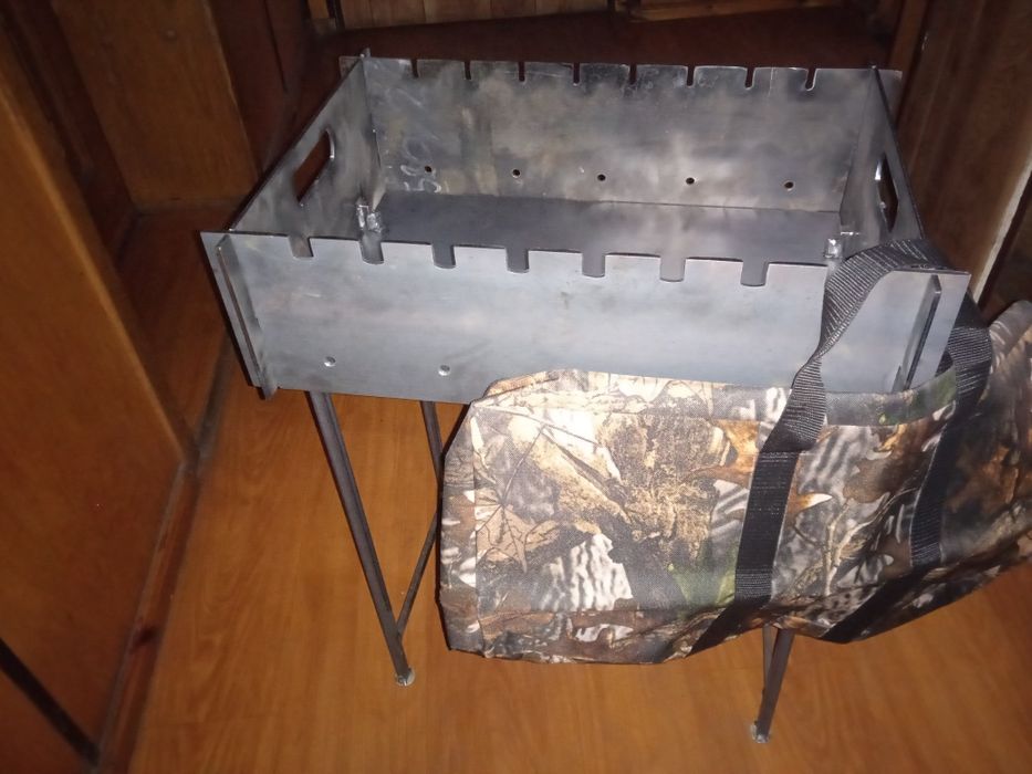 Składany grill na 8 szpikulcow. Metal o grubości 4 mm. W zestawie z p