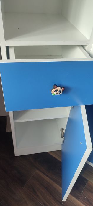 Дитяча стінка: стіл, ліжко, шафа.