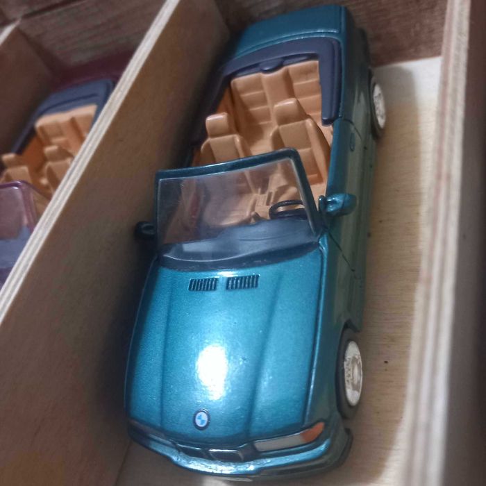 4 BMW descapotável 1/43 com caixa de madeira e acrílico NOVO