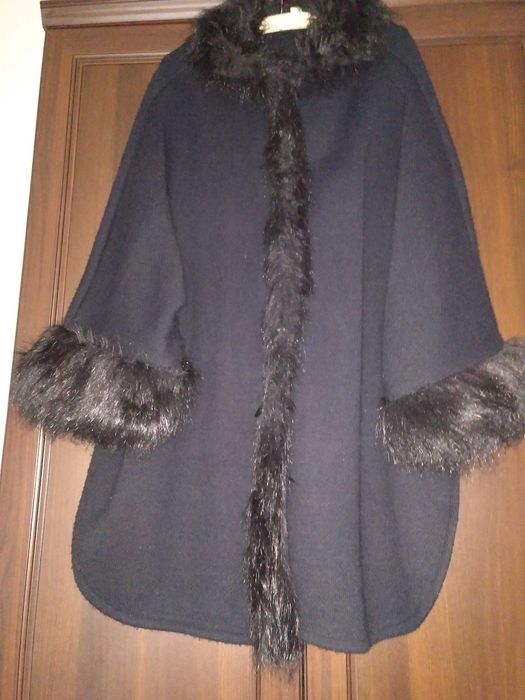Ponczo czarne, dzianina, futerko, roz. M