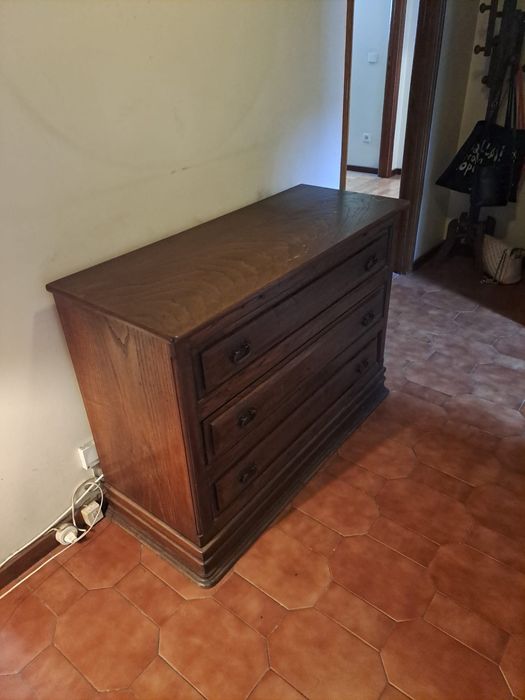 Comoda em castanho velho de Pacos de ferreira