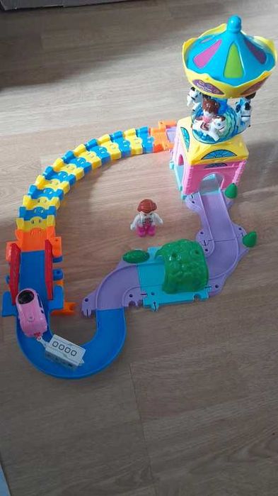 Kolejka z torami i karuzela Funny Carousel