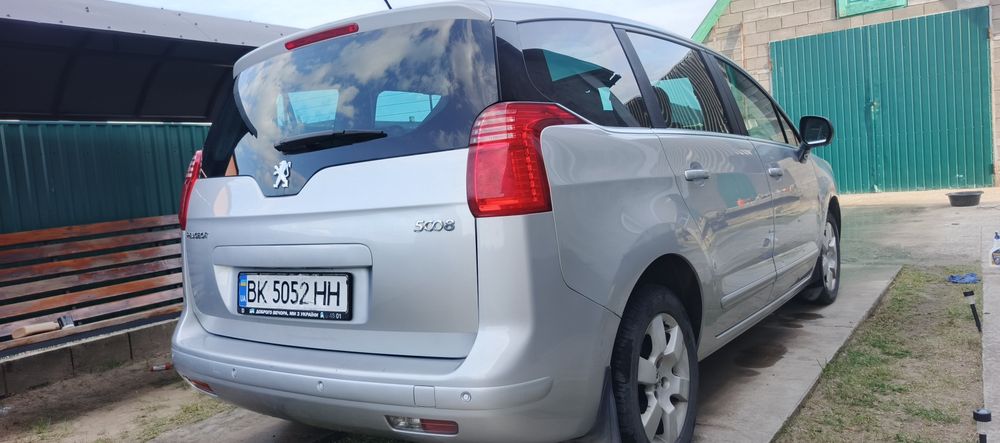 Peugeot 5008 2010 рік