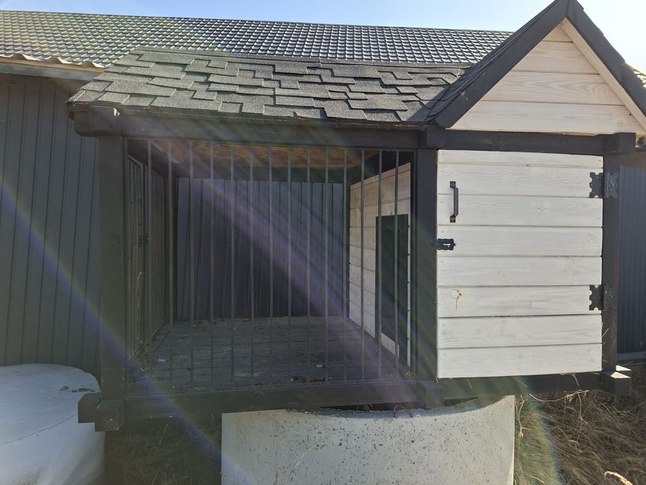 Продам вольєри і будку.