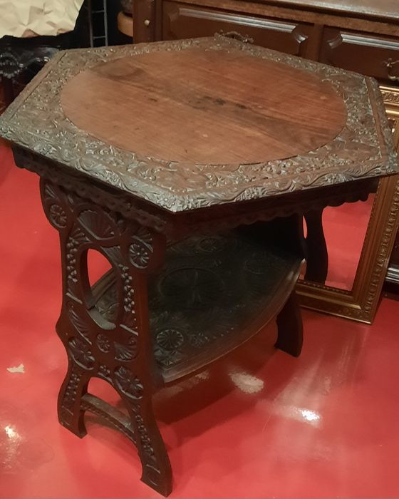 Mesa de madeira antiga talhada.