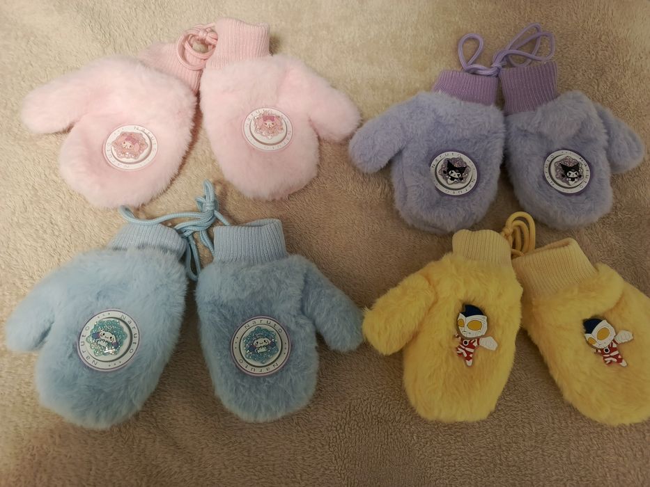 Дитячи шапочки,и рукавички