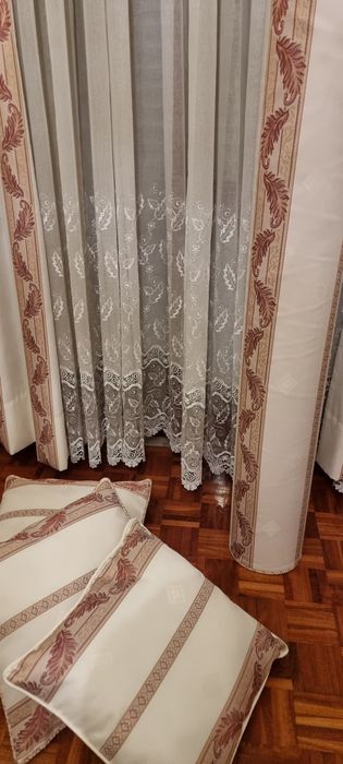 Conjunto de cortinas e almofadas