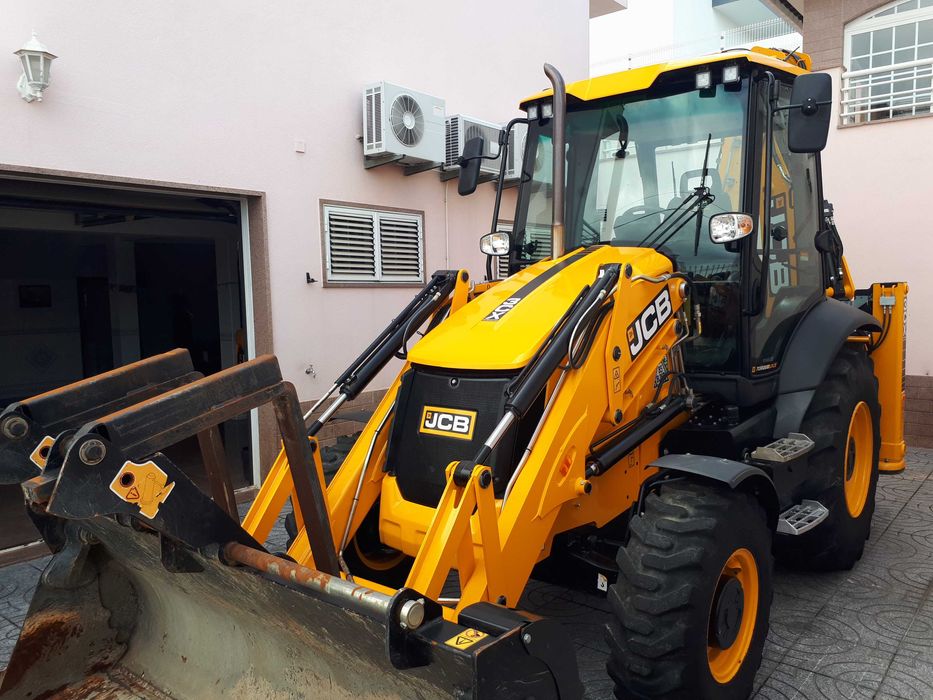 Máquina Retroescavadora JCB 3CX de 2024