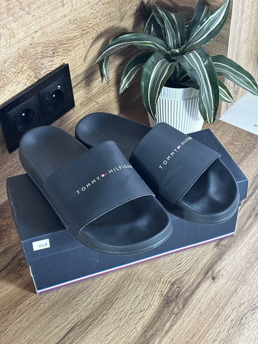 Buty Tommy Hilfiger 44 czarne klapki z logo slides