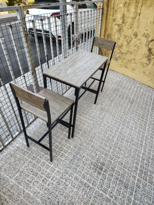 Mesa alta com duas cadeiras