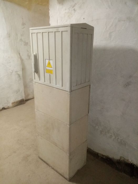 Rozdzielnia obudowa termo utwardzalna 400x400x250 z  fundamętem