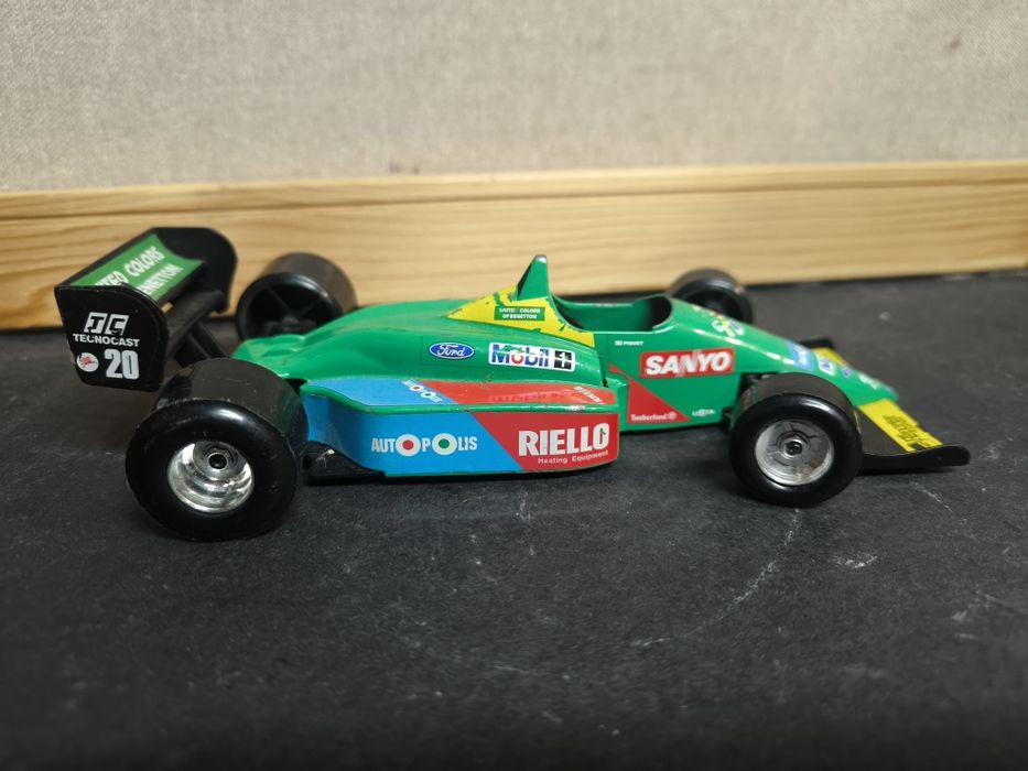 Carro de Corrida SANYO
Miniatura de carro de corrida com detalhes de p