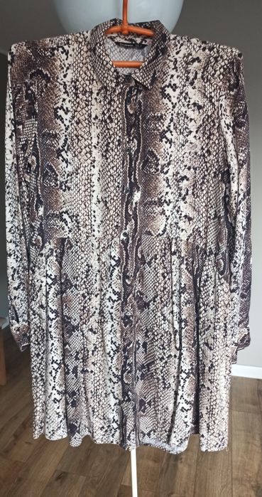 Sukienka koszulowa Stradivarius