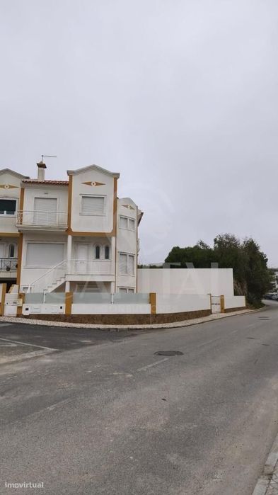Moradia V3 na Ericeira Centro com vista mar, terraço e garagem