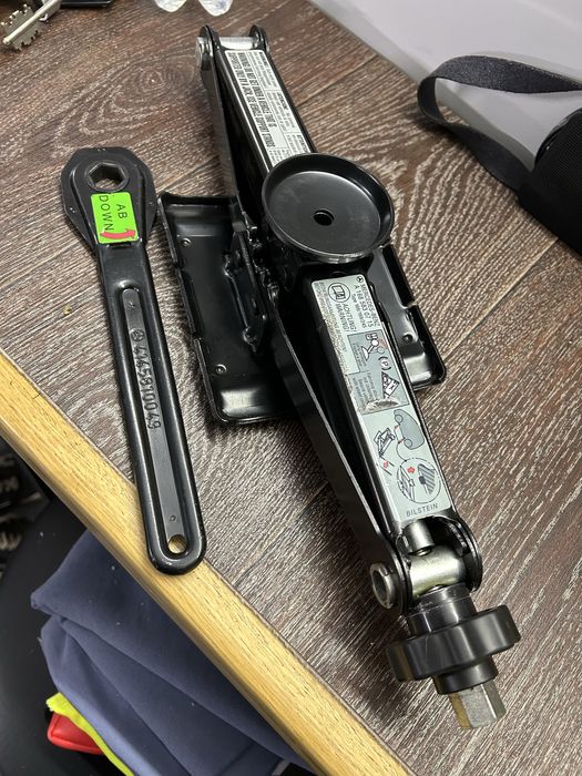 Продам домкрат Мерседес А В клас W168/169/245