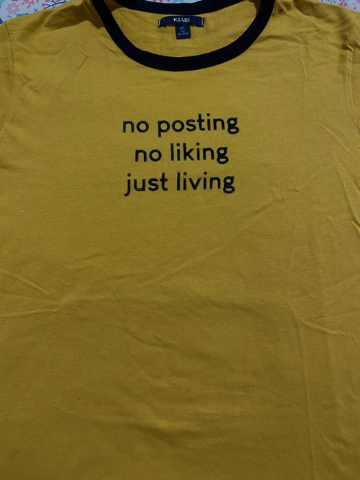 T-Shirt amarela com detalhes de escrita