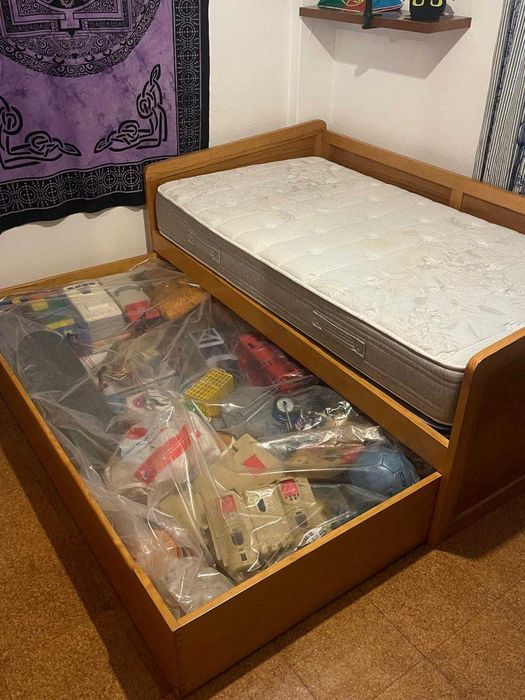 Cama de solteiro em muito bom estado