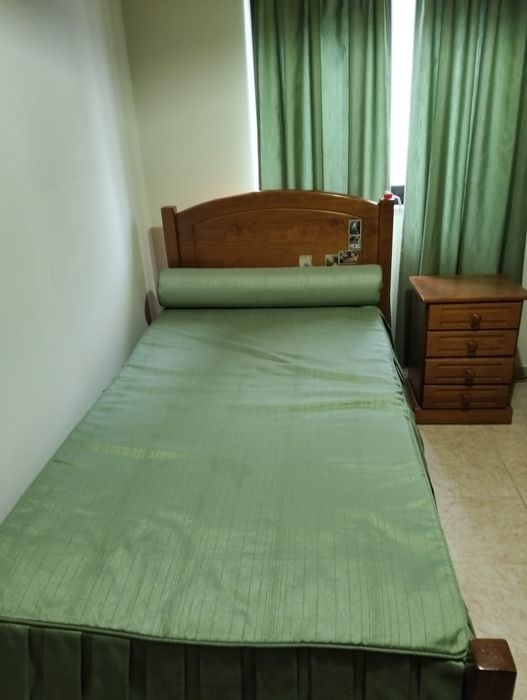 Quarto Completo em Madeira – Cama, Roupeiro e Secretária